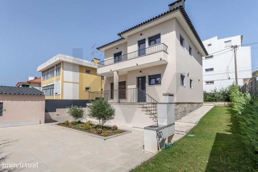 Charmosa Moradia T5 com Jardim Totalmente Remodelada -  Sassoeiros, Ca