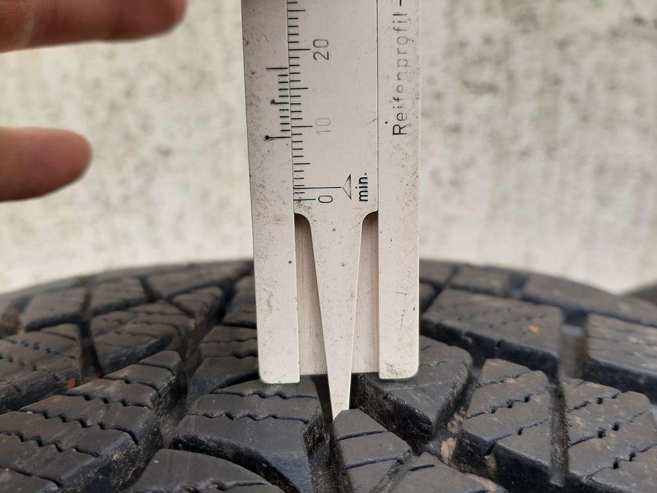 2x Opony zimowe 235/55R17 Kumho WinterCraft WP71  / 9mm 2021r