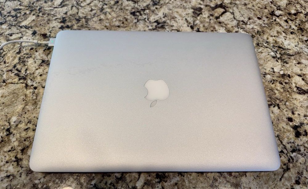 Lenovo ideapad 10015IBD 15" i3 8/512Gb / Apple Macbook Air 13" 8/128Gb