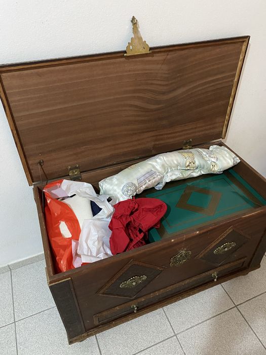 Arca de madeira antiga para arrumos