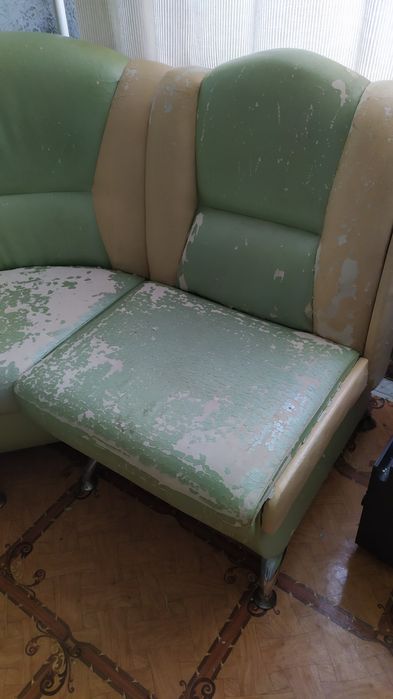 Кухонний м'який диван угловий.