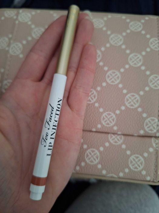 Too Faced Kredka do Ust (Konturówka / Lip Liner) Powiększająca Usta