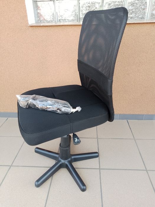 Fotel biurowy wentylowane oparcie czarnym