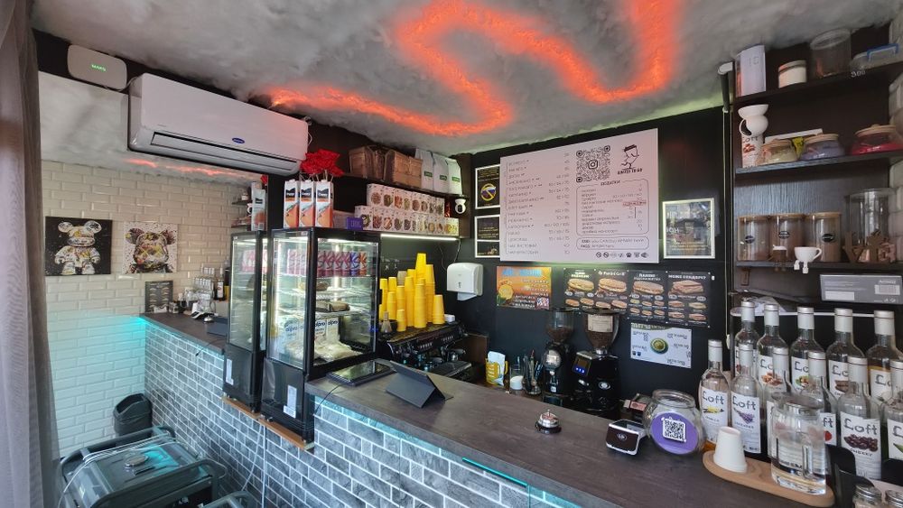 Прибуткова кав'ярня біля метро у центрі міста