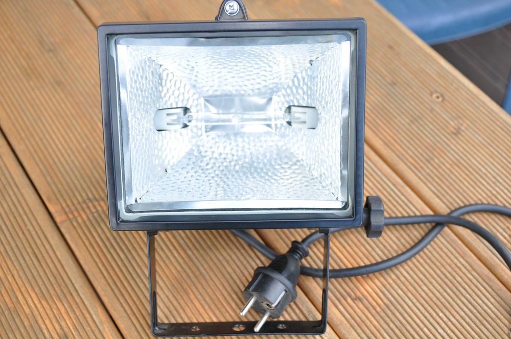 halogen na statywie