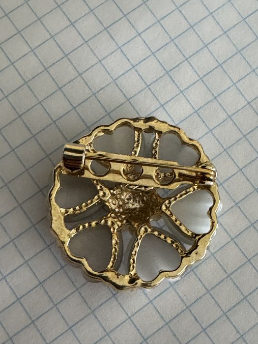 красива вінтажна золотиста брошка з перламутром і камінням Swarovski