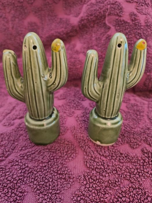 Vários  Saleiros e Pimenteiros  novos