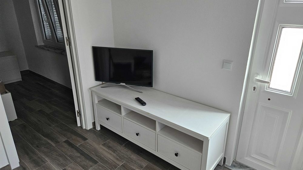 Apartamento com quarto, wc, sala e cozinha. Disponivel em OUTUBRO