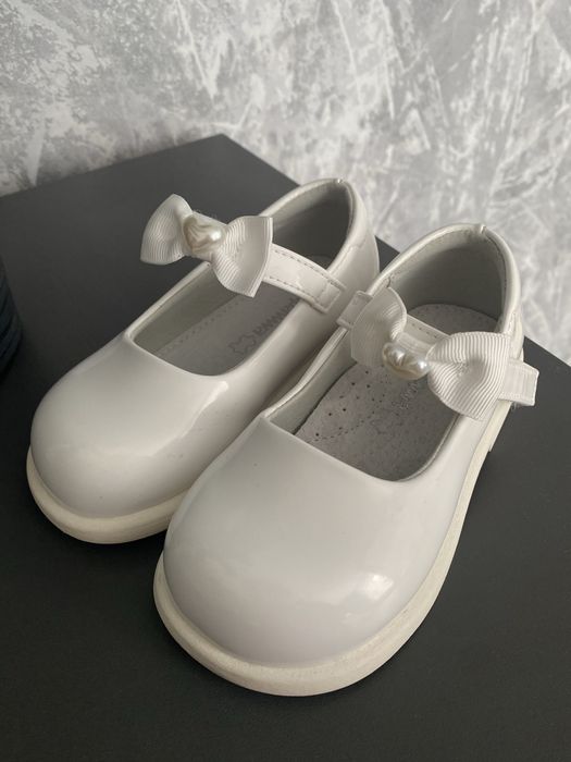 Туфельки святкові білого кольору