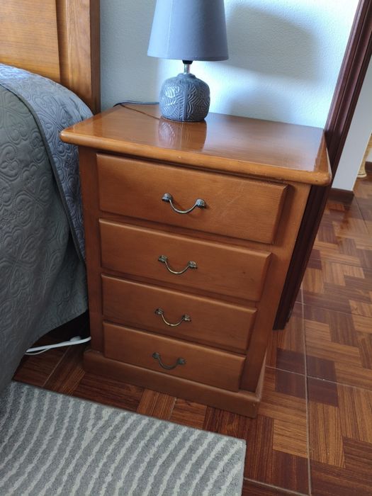 Cama com estrado aglomerado + 2 mesas cabeceira