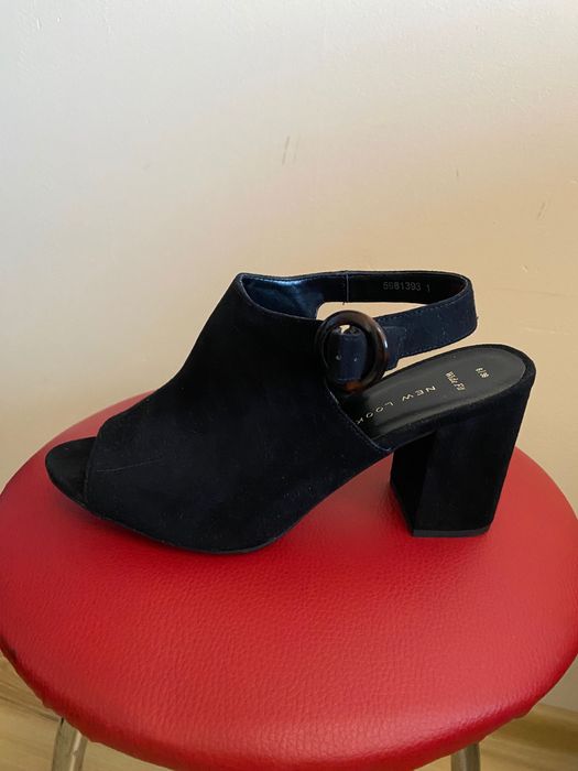 Zamszowe sandały na słupku r.39 new look
