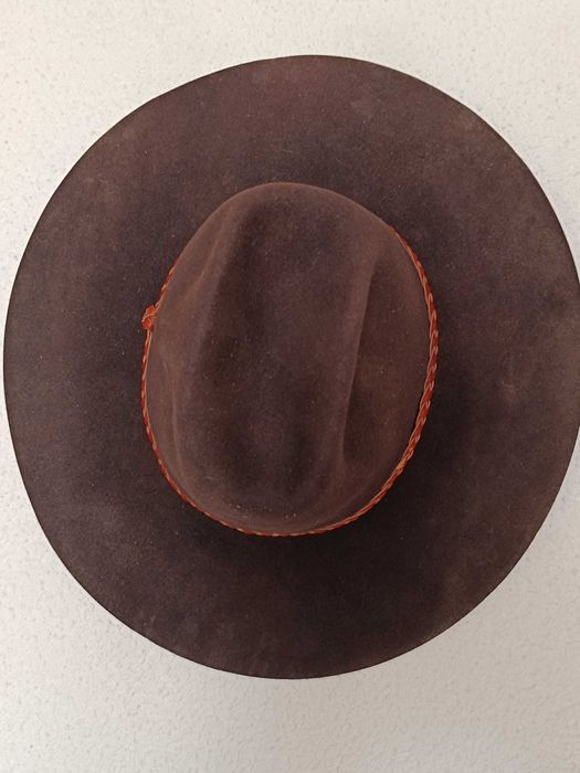 Chapéu antigo castanho de abas largas