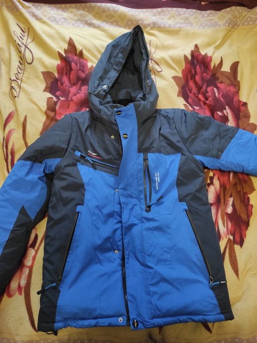 Продам куртку детскую