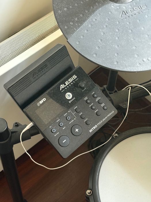Bateria Eletrónica ALESIS Nitro Max com banco