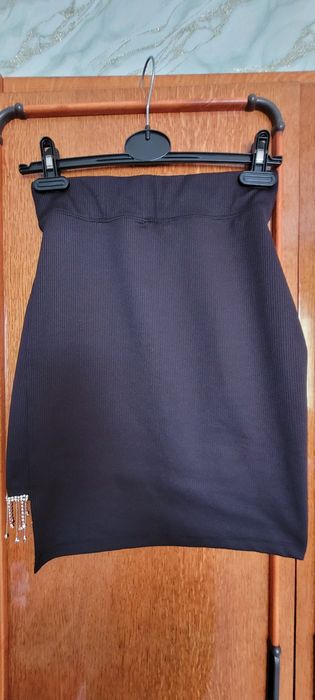 Чорна спідниця в рубчик.