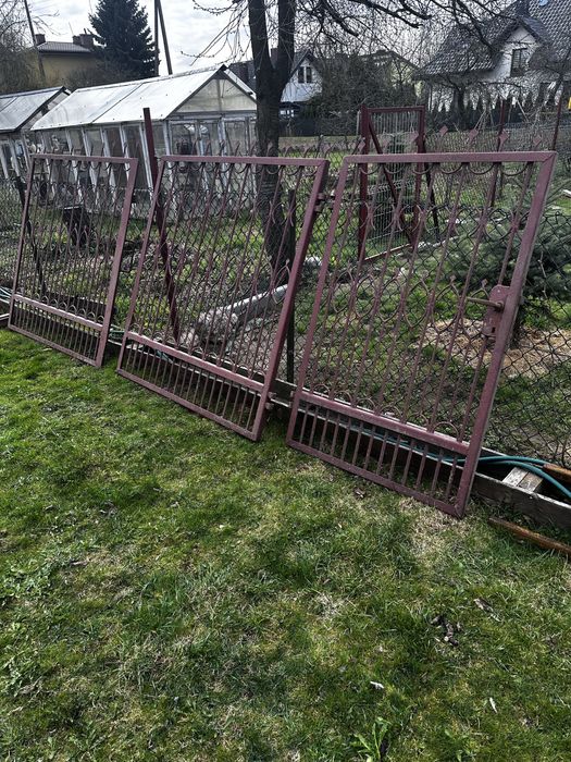 Solidne OGRODZENIE KUTE – Komplet: 2 Przęsła + Furtka + 3 Słupki
