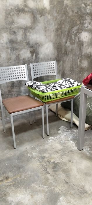 Mesa com tampo de vidro+2cadeiras