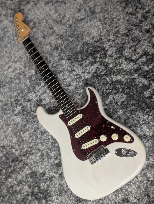 Fender American Deluxe Stratocaster White Blonde + Кейс