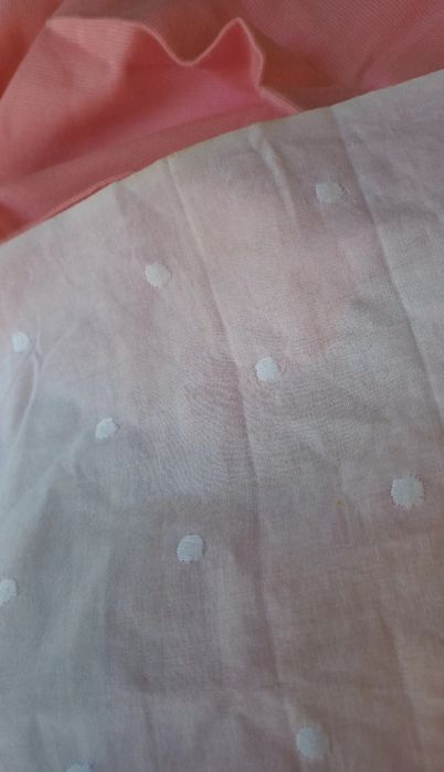 Cortinas curtas em cambraia branca bordada às bolinhas mais reposteiro