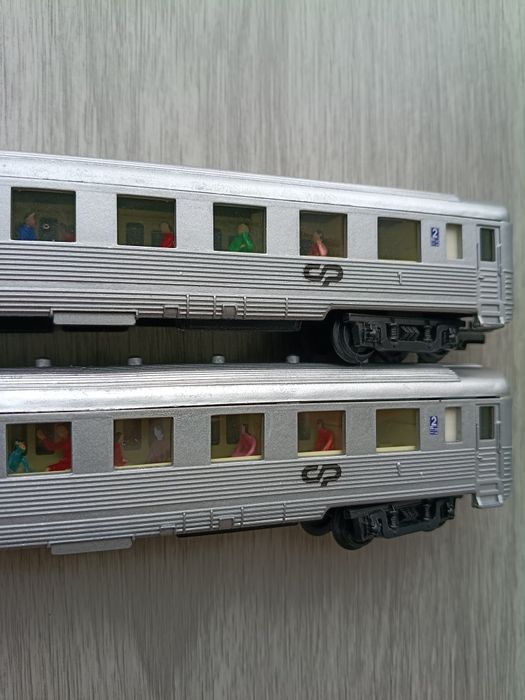 Conjunto 2 carruagens inox com figuras passageiros, H0 1/87
