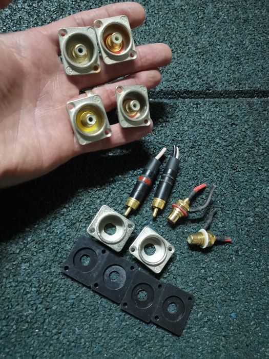 Vendo material Hi-Fi, fichas RCA macho e fêmea, engate rápido.