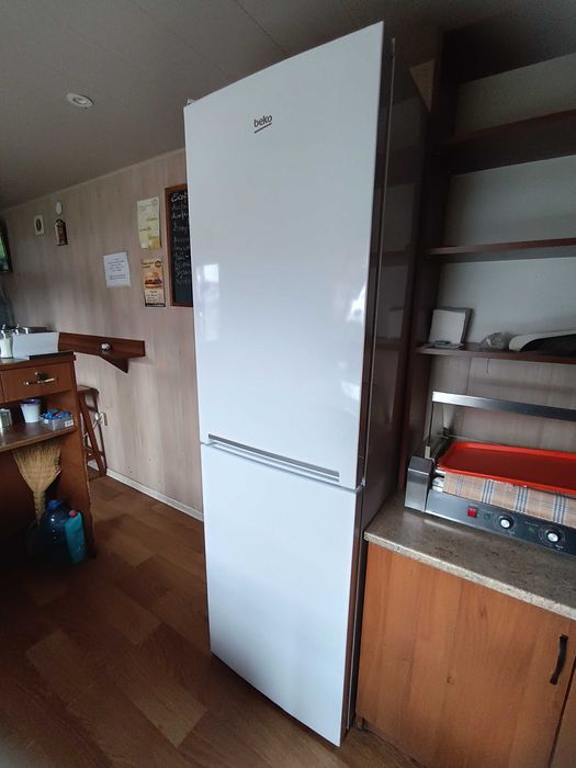 Продам холодильник з морозильною камерою Beko RCHA386K30W