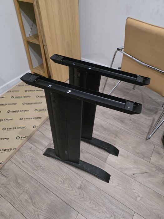 Nogi do biurka z tunelem na przewody