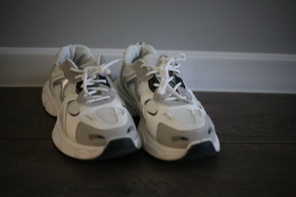 Кросівки білі з сітчатою вставкою