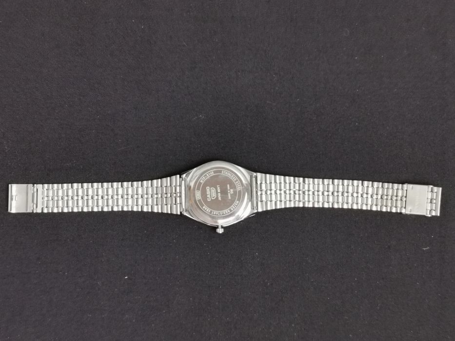 elegancki czerwony casio