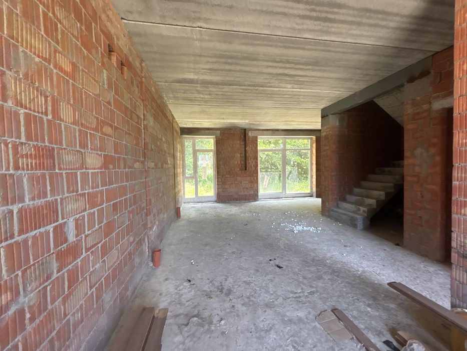 Просторий і стильний будинок у сучасному котеджному містечку