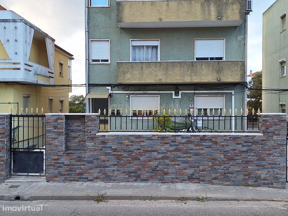 Apartamento T3 no R/C com Logradouros (frente e trás) Seixal - Setúbal