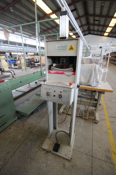 Máquina de colar testeiras