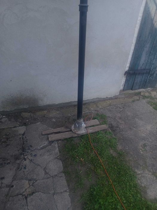 lampa ogrodowa w dobrym stanie.