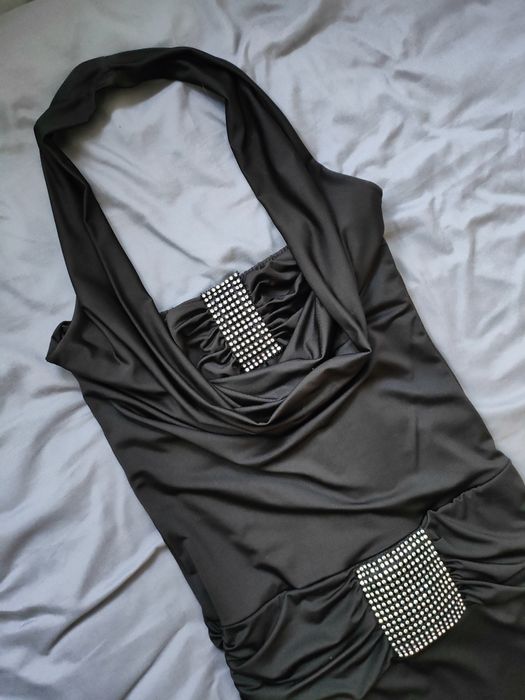 Czarna sukienka z odkrytymi plecami