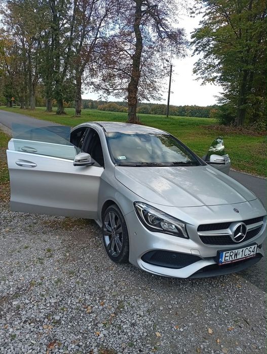 Mercedes-Benz CLA MERCEDES-BENZ CLA – Elegancki sedan z 2017 roku