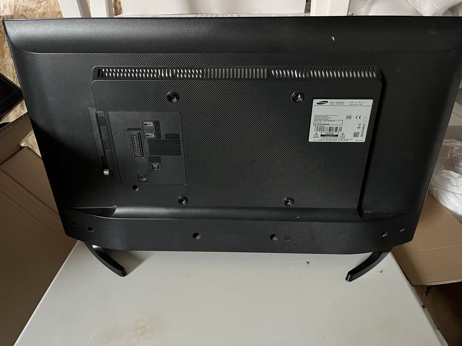 TV samsung preta 73 cms comprimento, diagonal 84 cms