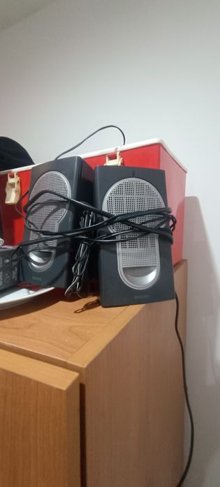 torre de PC com teclado rato e colunas
