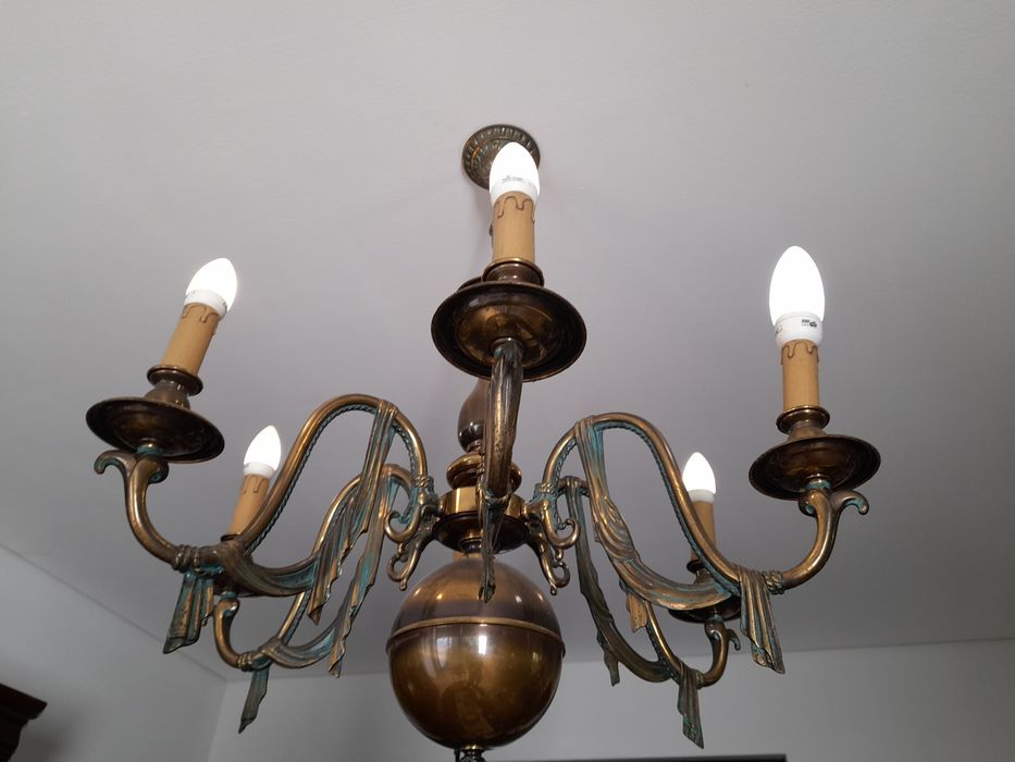 Candeeiro de Sala Rústico com 6 Braços – Elegância para o Seu Espaço.