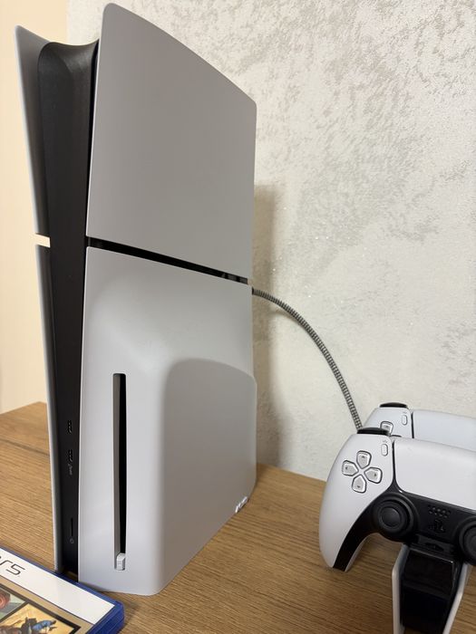 PS5 Slim E-Chassis 1 TB z napedem/2 pady/ładowarka/2 gry