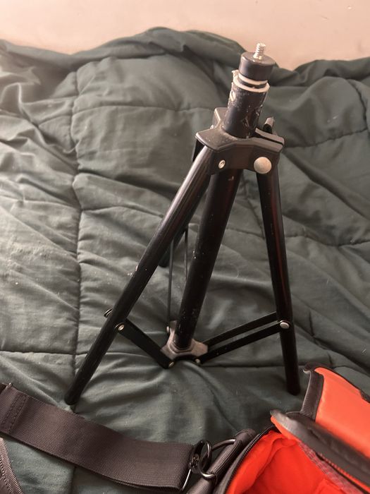 Nikon D3300 com varios acessorios e lente extra