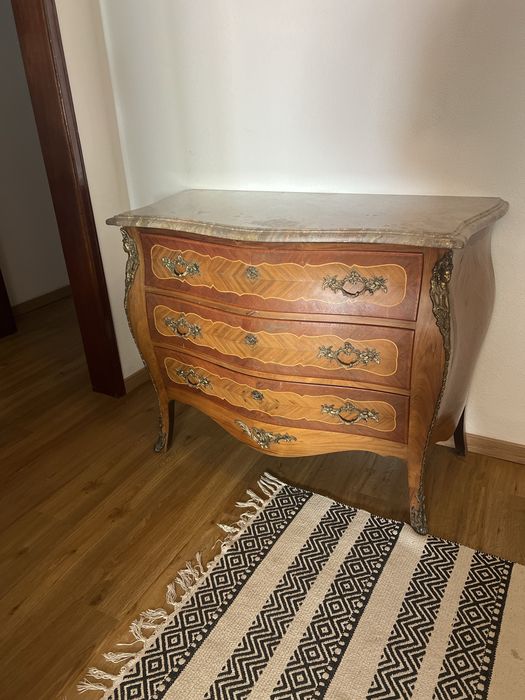 Cómoda Bombé Estilo Luís XV com Marchetaria e Tampo em Mármore