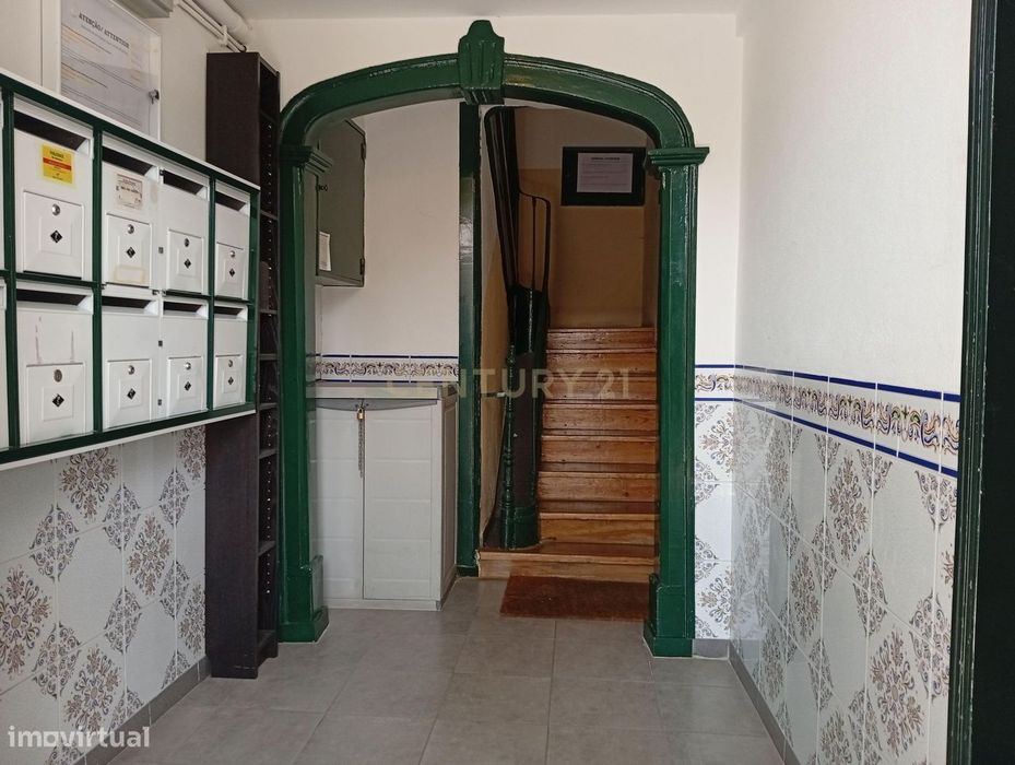 Apartamento para remodelação total situado na zona oriental (a 10m a p