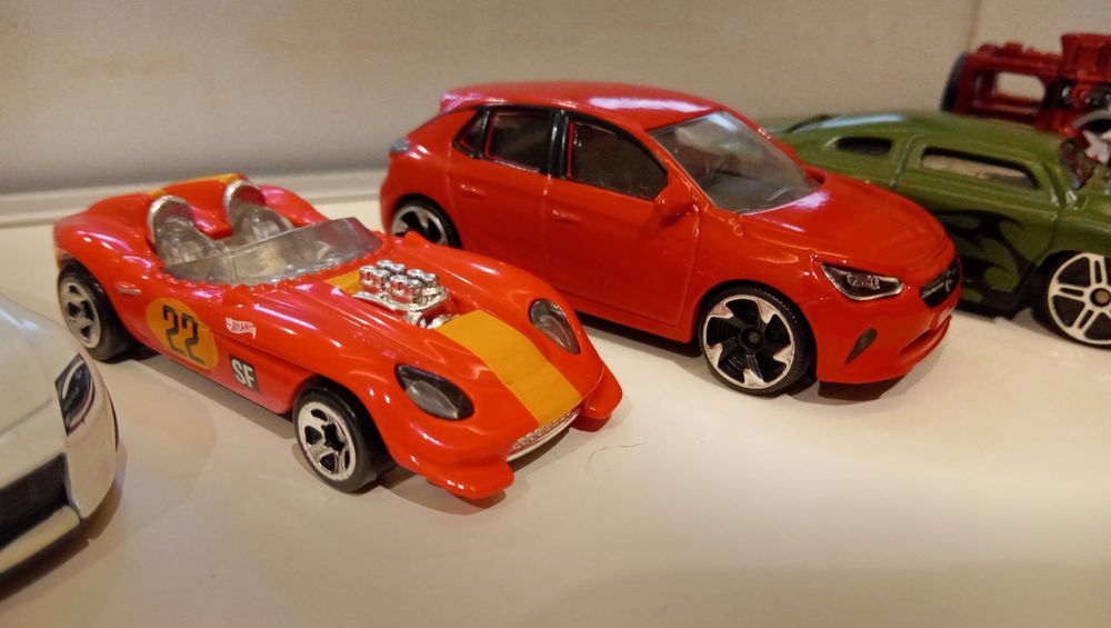 Hot Wheels e outros - 14 carros