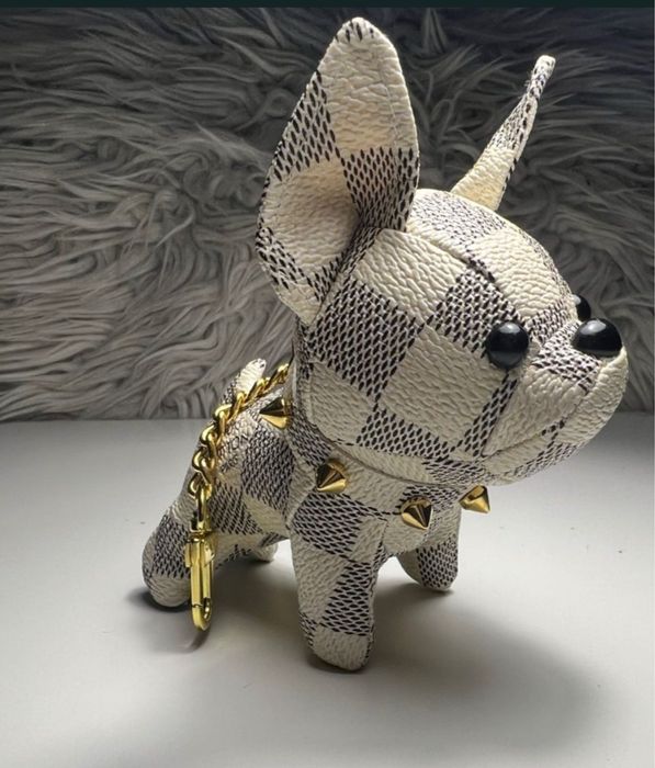 Brelok lv louis vuitton monogram piesek bialy white glamour dior