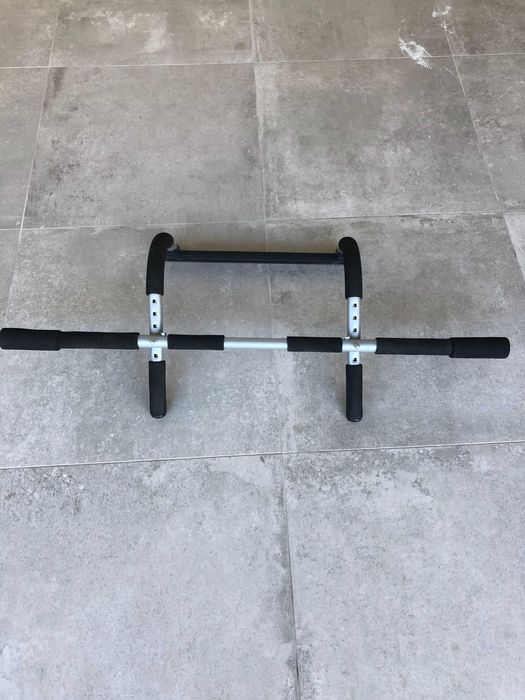 Aparelho de treino de ginásio para elevações