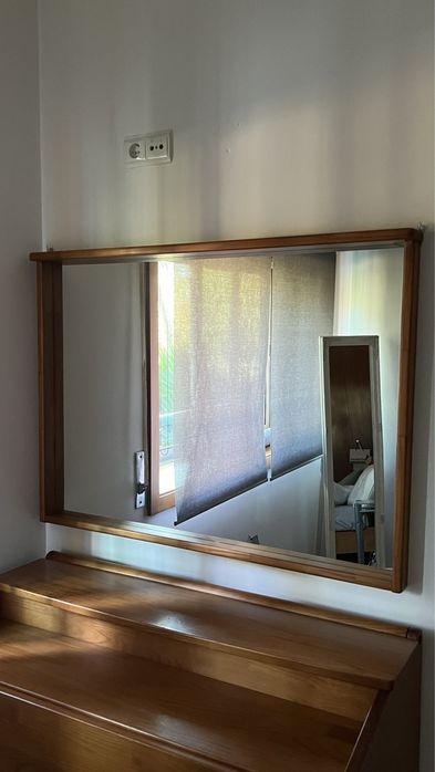 Espelho castanho em madeira maciça praticamente Novo