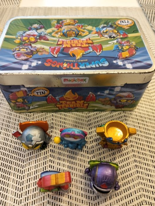 Super zings box. Super Things magic box. Puszka super zings +5 figurek