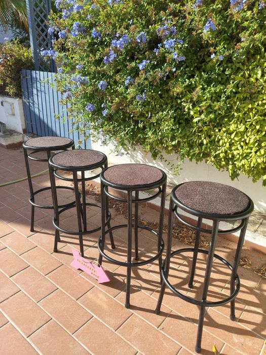 Conjunto de 4 bancos de bar – Preto e padrão leopardo