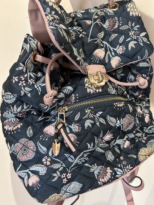 Mochila em tecido floral