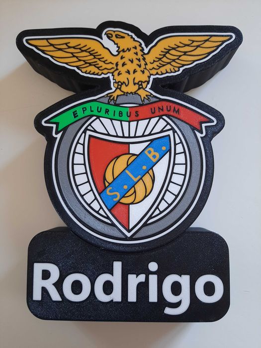 candeeiros com logotipo de clubes de futebol e imagem de anime